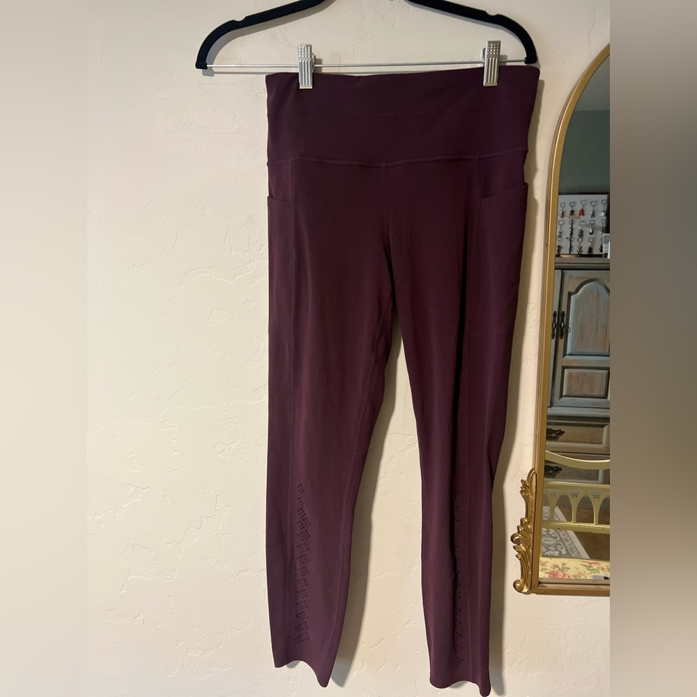 Athleta Niyama 7/8 Tight Hi-Rise Vented Maroon Leggings Size M